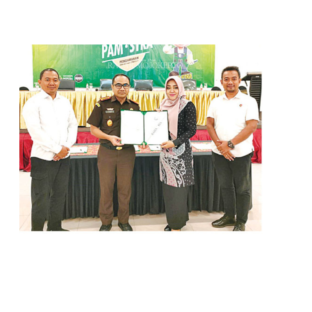 SINERGISITAS: Bupati Ikfina Fahmawati bersama Kajari Kabupaten Mojokerto Endang Tirtana usai penandatanganan pakta integritas pengamanan proyek strategis daerah oleh Tim PPS kejari dan kepala OPD.