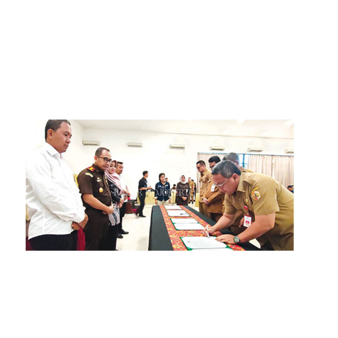 SINERGISITAS: Bupati Ikfina Fahmawati bersama Kajari Kabupaten Mojokerto Endang Tirtana usai penandatanganan pakta integritas pengamanan proyek strategis daerah oleh Tim PPS kejari dan kepala OPD.