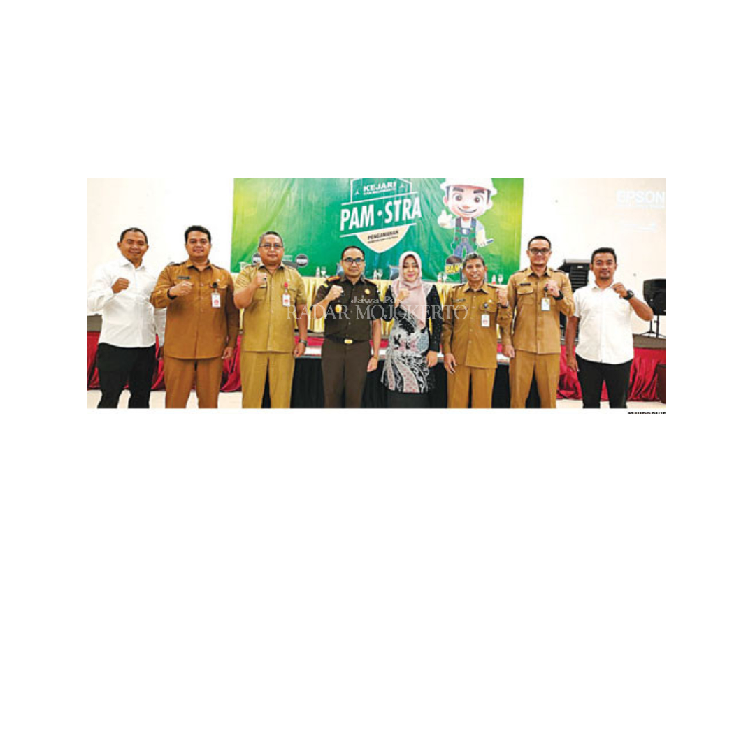 SINERGISITAS: Bupati Ikfina Fahmawati bersama Kajari Kabupaten Mojokerto Endang Tirtana usai penandatanganan pakta integritas pengamanan proyek strategis daerah oleh Tim PPS kejari dan kepala OPD.