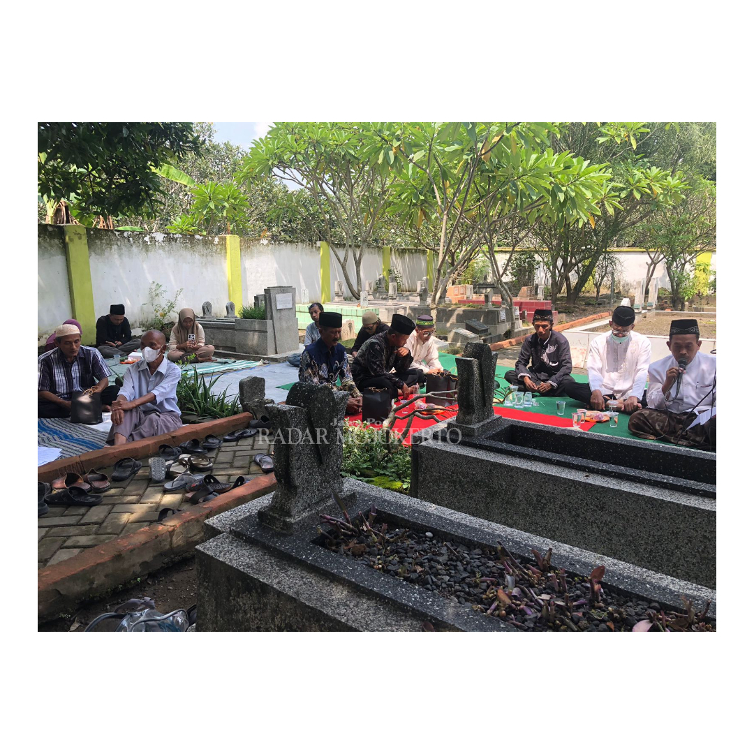 BERNILAI HISTORI: Suasana doa bersama menyambut bulan suci Ramadan di Pesarean Sentono Asri Kromodjayan, Desa Terusan, Kecamatan Gedeg, Minggu (3/3).
