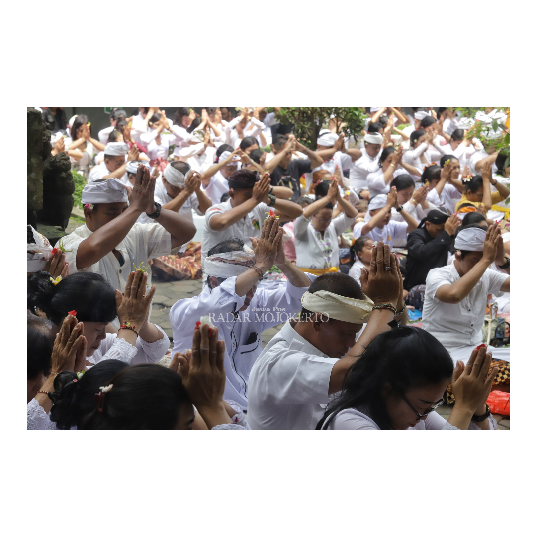 PROSESI: Ratusan umat Hindu melakukan persembahyangan Melasti di patirtan jolotundo
