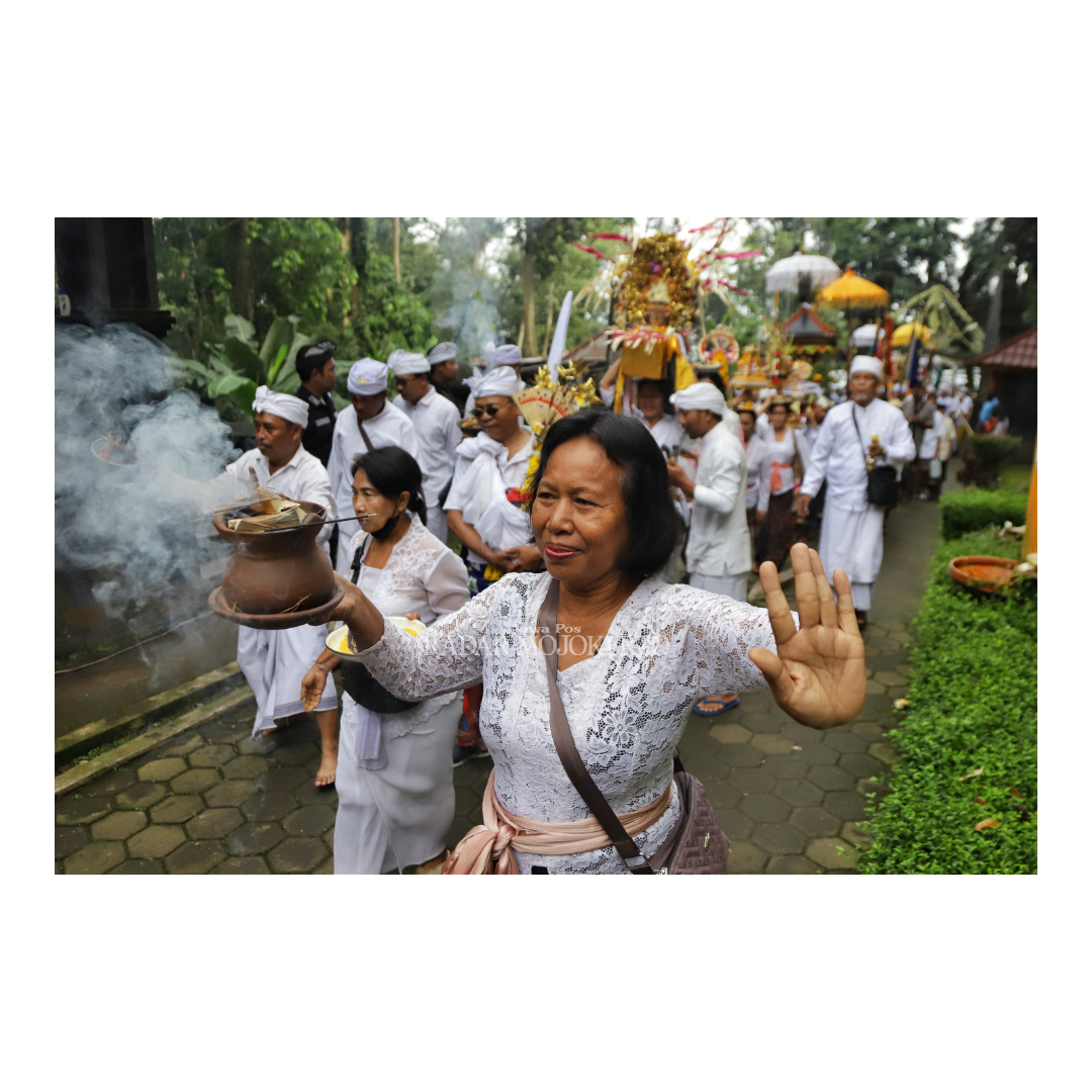 Prosesi kirab ratusan umat Hindu menuju Patirtan Jolotundo.