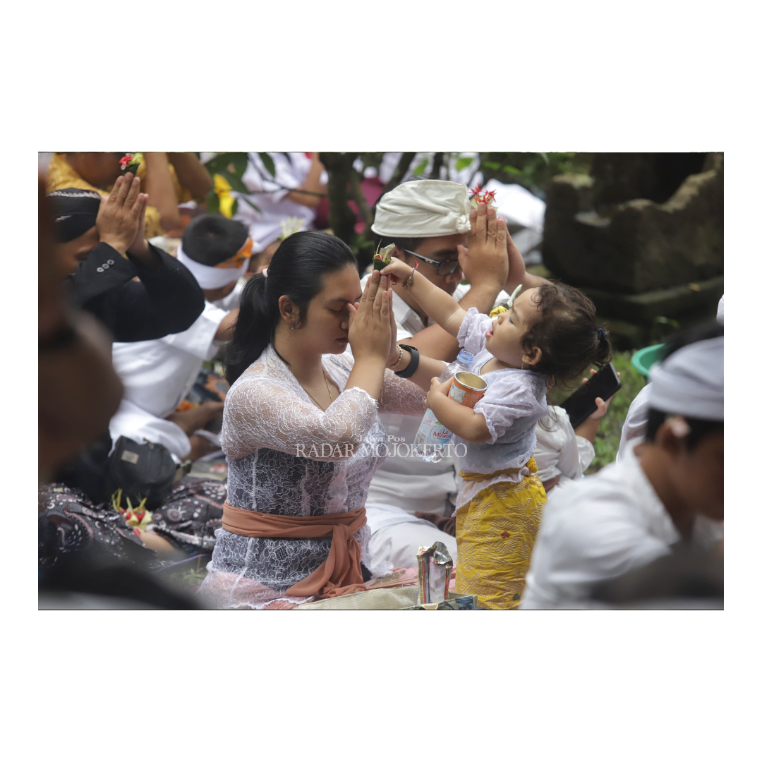 Umat melakukan persembahyangan Melasti di Patirtan Jolotundo, Trawas, Mojokerto, Minggu (3/3).
