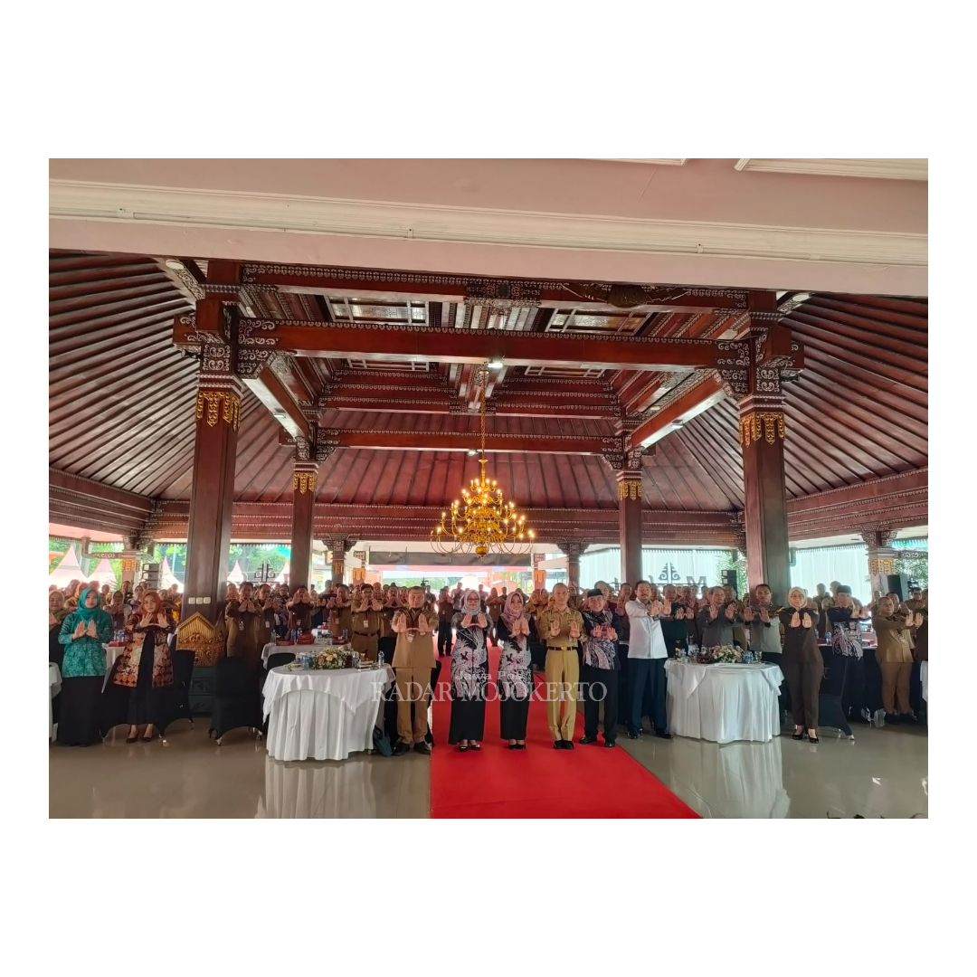 KOLABORASI: Bupati Ikfina Fahmawati bersama forkompida dan jajaran OPD serta instansi terkait usai memberi arahan pada Musrenbang RPJPD 2025-2045 dan RKPD 2025 Kabupaten Mojokerto di Pendapa Graha