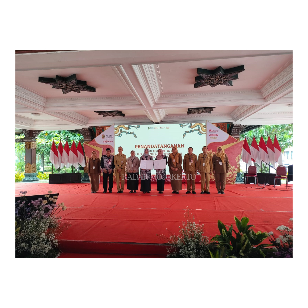 KOMITMEN: Bupati Ikfina Fahmawati bersama Ketua DPRD Kabupaten Mojokerto Ayni Zuroh dan Kepala OPD di lingkungan Pemkab Mojokerto usai menandatangani berita acara Musrenbang RPJPD 2025-2045 dan RKPD
