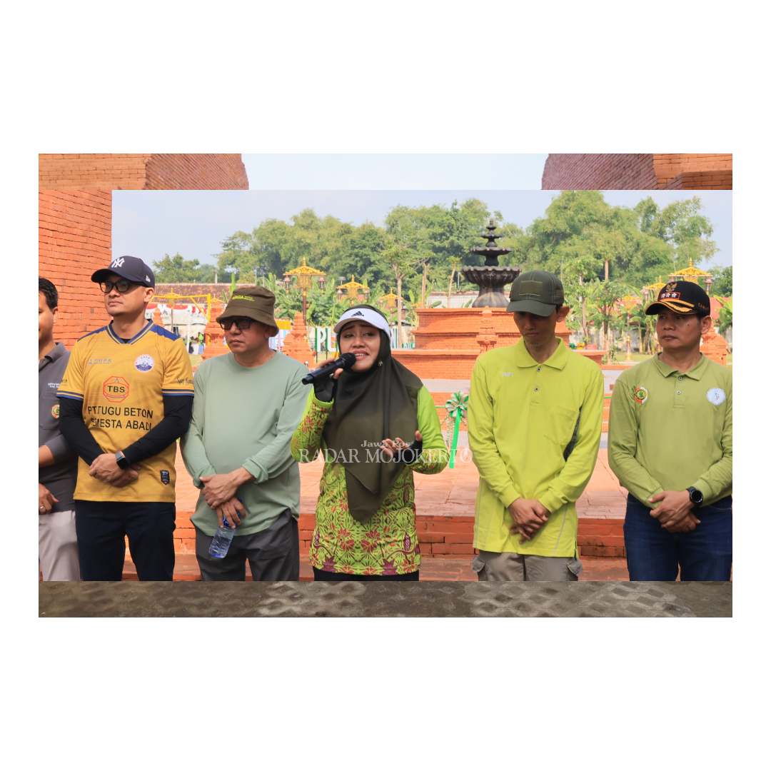 PERLUAS RUANG BERMAIN ANAK: Bupati Ikfina Fahmawati meresmikan proyek infrastruktur ruang terbuka hijau (RTH) di Desa Japan, Kecamatan Sooko, Kabupaten Mojokerto, Minggu (3/3).