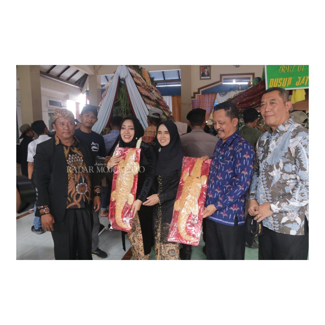 LESTARIKAN BUDAYA: Bupati Mojokerto Ikfina Fahmawati menunjukkan jajanan yang telah dibuat oleh warga dalam ruwah Desa Selotapak, Kecamatan Trawas.