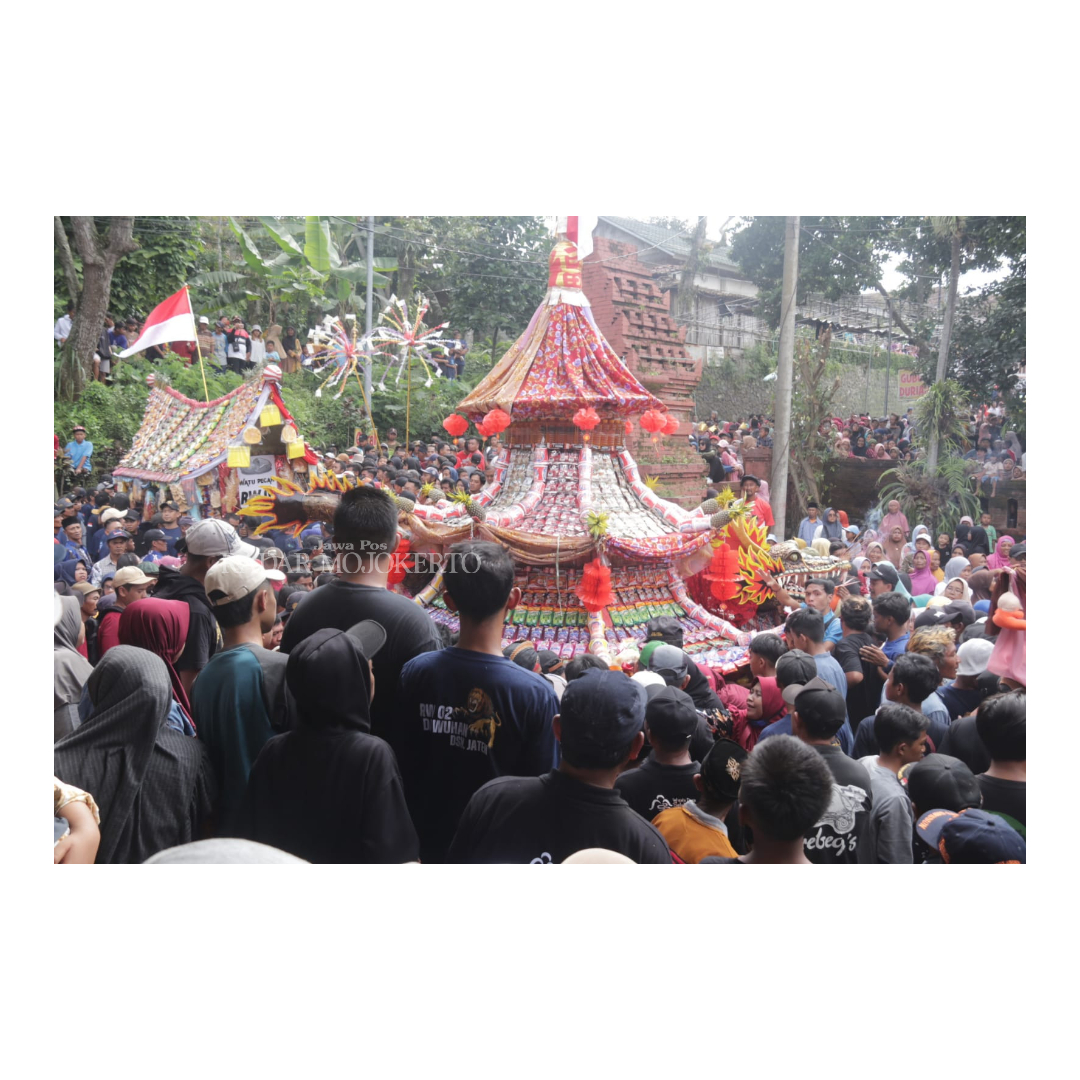 LESTARIKAN BUDAYA: Ancak atau gunungan jajanan yang telah dibuat oleh warga dalam ruwah Desa Selotapak, Kecamatan Trawas.