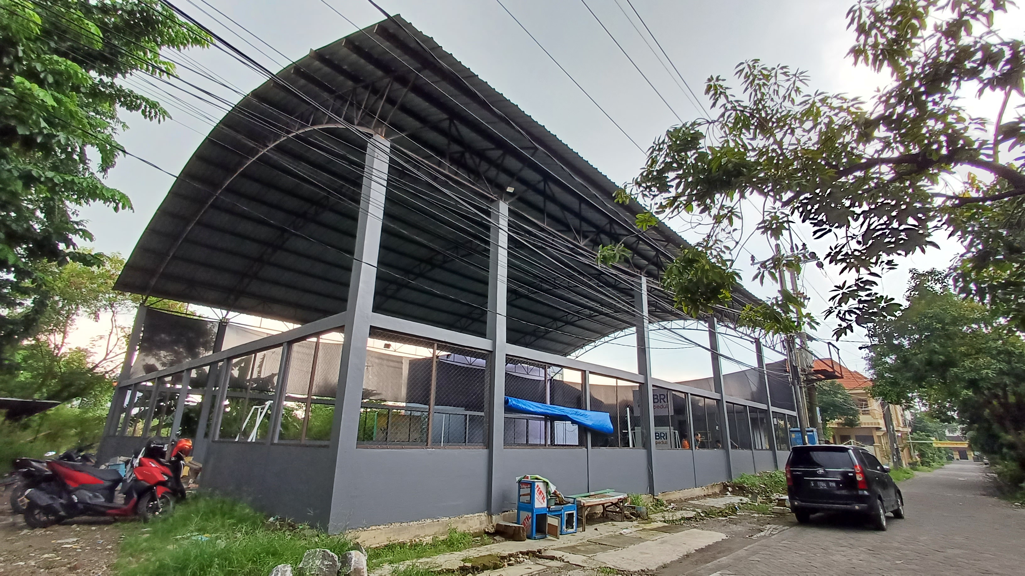 MEGAH: GOR Serbaguna Kusno GPM Kelurahan Meri, Kecamatan Kranggan, Kota Mojokerto terlihat megah sametelah di sentuh bantuan sarana prasarana BRI Cabang Mojokerto.
