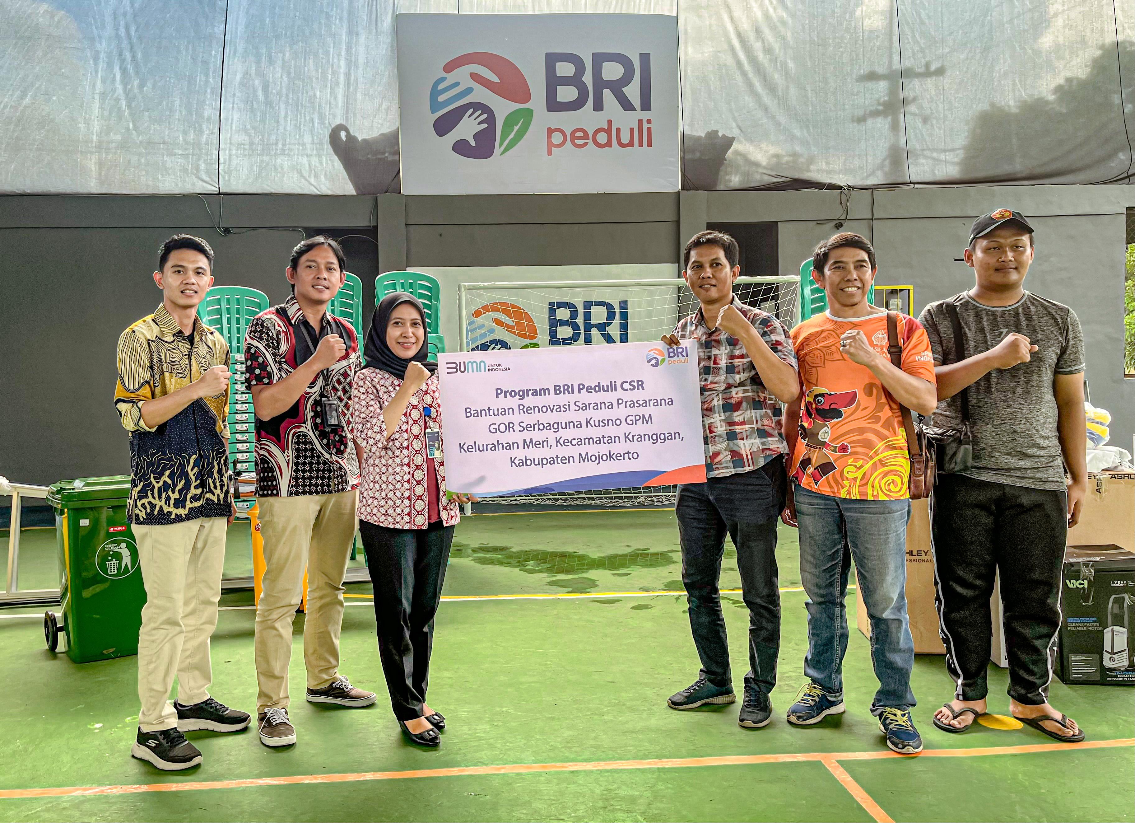 SIMBOLIS: Tiga dari kiri, Shirly Arismipyanti, Supervisor Bank Rakyat Indonesia Cabang Mojokerto memberikan secara simbolis bantuan kepada Ketua GOR Kusno, Niko Suseno Jaya, Selasa (5/3) siang.