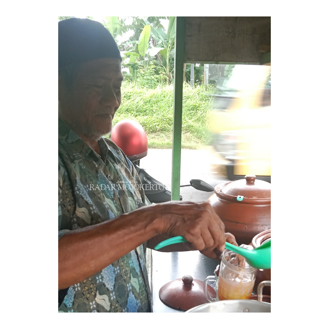 MANIS: Es Dawet Majapahit dengan cita rasa manis dan gurih disertai dawet putih dari sagu yang dihidangkan dengan es batu, di Jalan Raya Mlirip No. 14, Kecamatan Jetis, Kabupaten Mojokerto, Senin (4/0