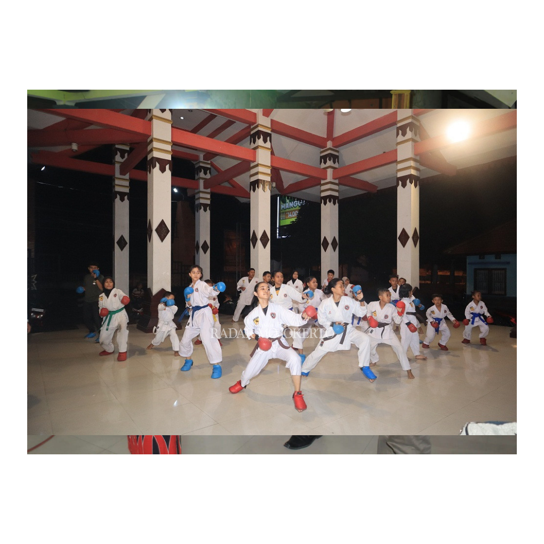 KEKELUARGAAN: Dojo LMKC Bangsal sebagai wadah pengembangan bakat di kalangan pelajar di bidang bela diri karate.