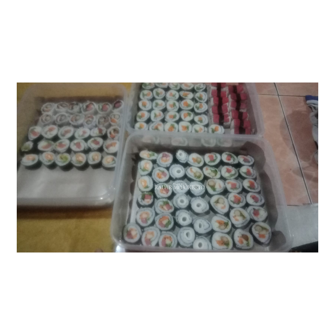 DISUKAI: Makanan khas Korea, Kimbap disukai warga Mojokerto.