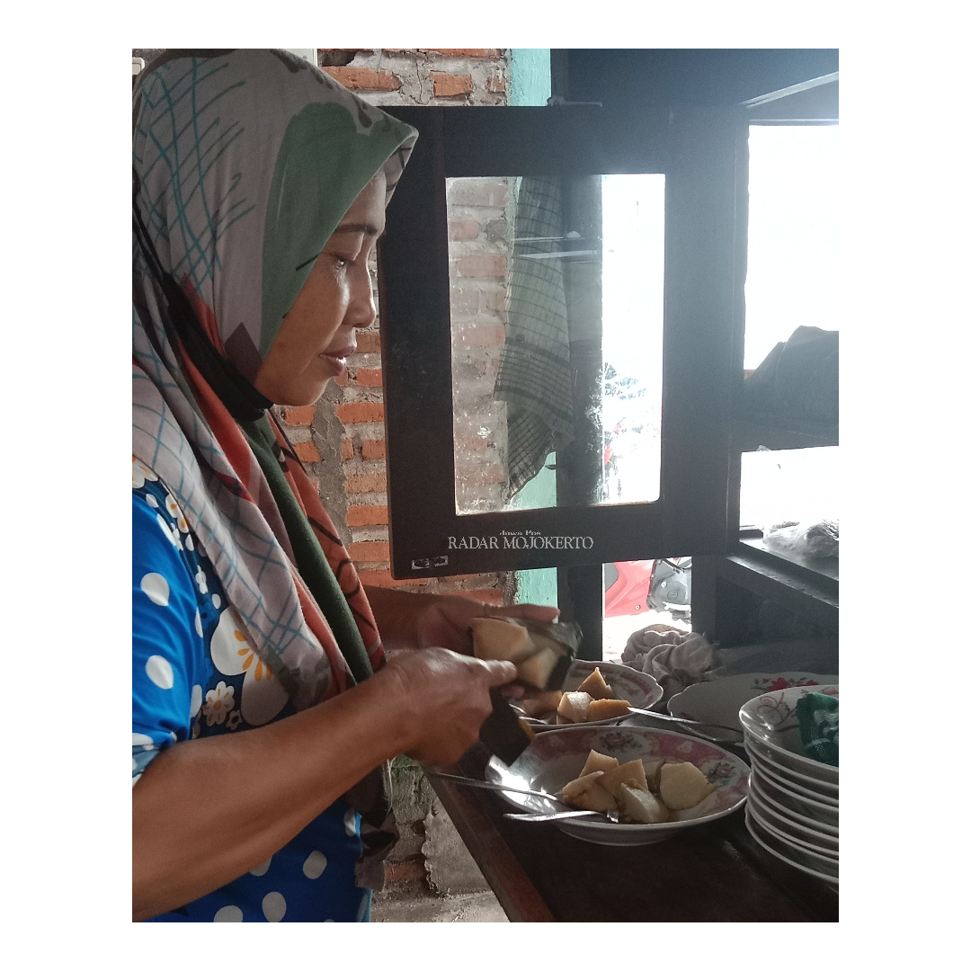 KULINER: Muntani mempersiapkan lontong balap.