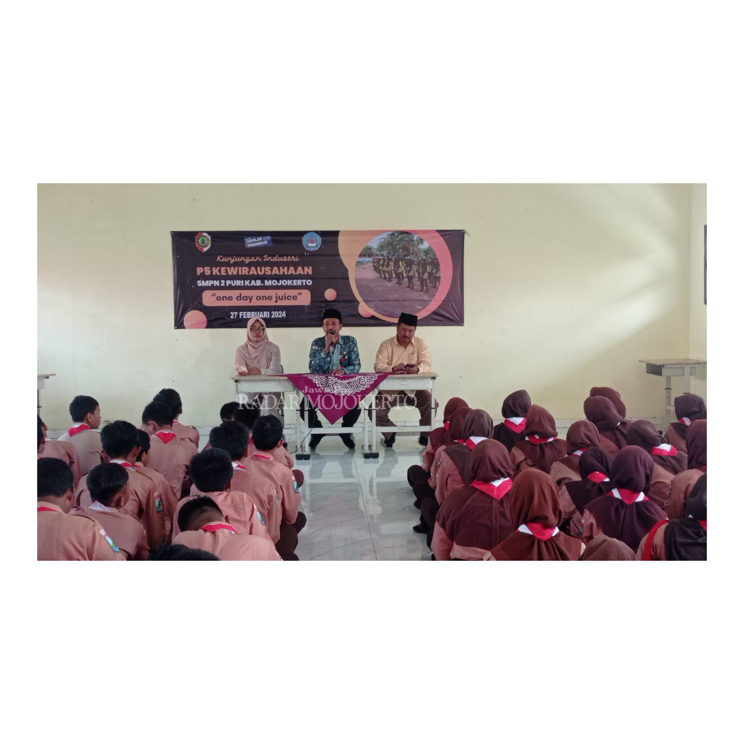 ANTUSIAS: Siswa SMPN 2 Puri tampak senang usai mendapatkan ilmu produksi dan pengemasan jus jeruk dalam kunjungan industri di Desa Modongan, Kecamatan Sooko.