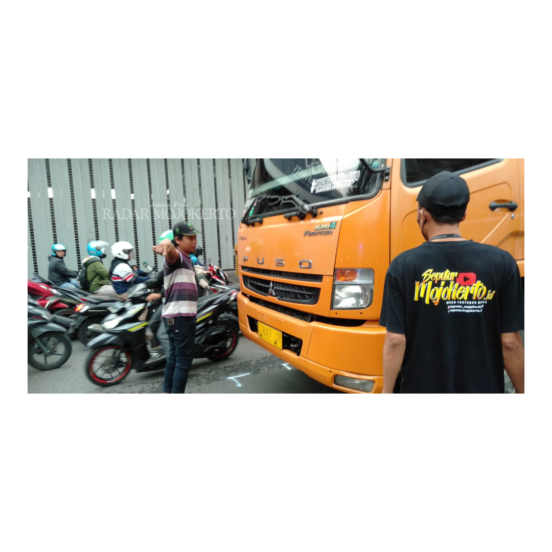 BERUJUNG MAUT: Laju truk Fuso muatan sembako nopol S 8067 UR terhenti usai terlibat kecelakaan maut di Jalan Airlangga, Desa Seduri, Kecamatan Mojosari, Senin (4/3) petang.