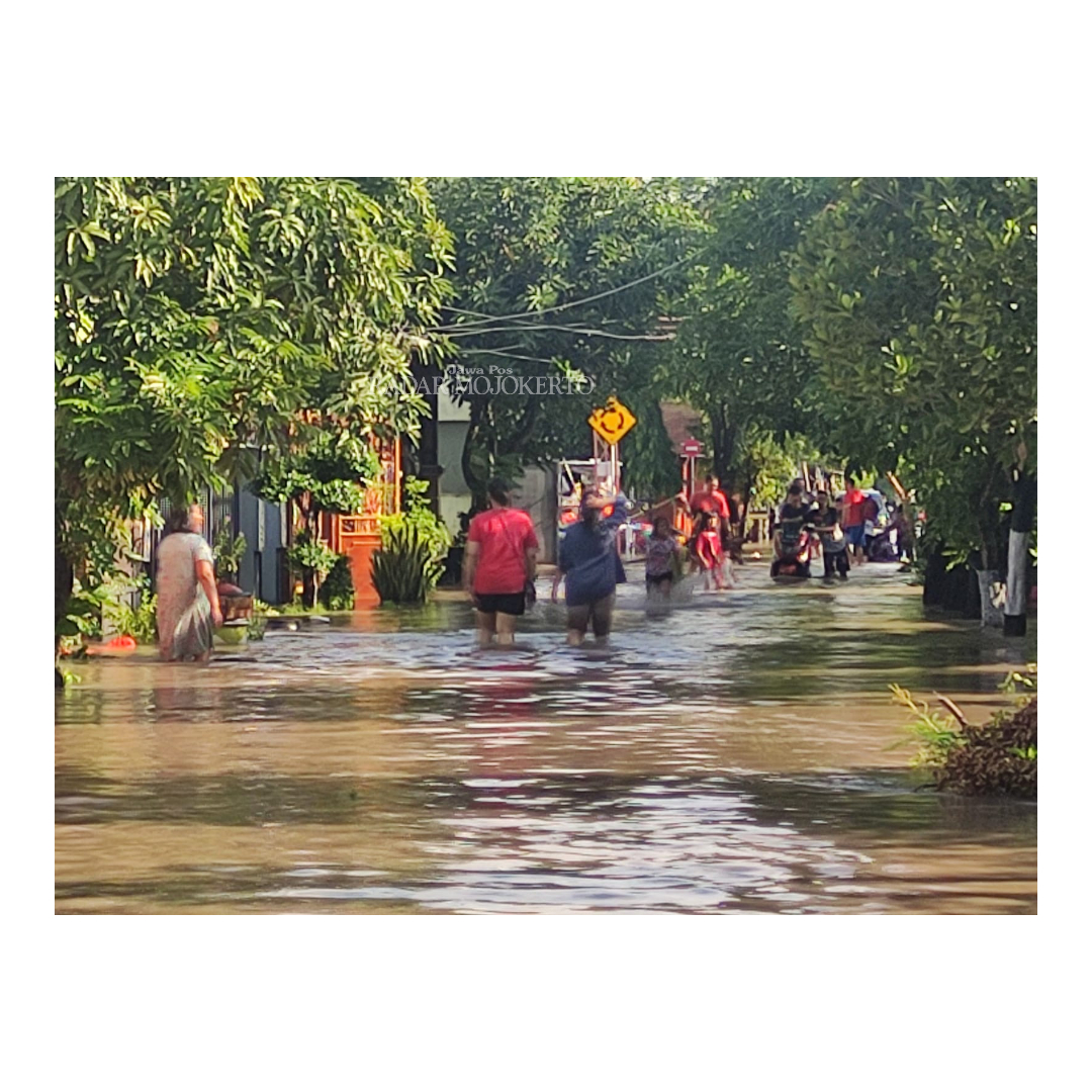 TERENDAM: Area Perumah Griya Permata Meri turut terendam air luapan Sungai Sadar, Rabu (6/3/2024).
