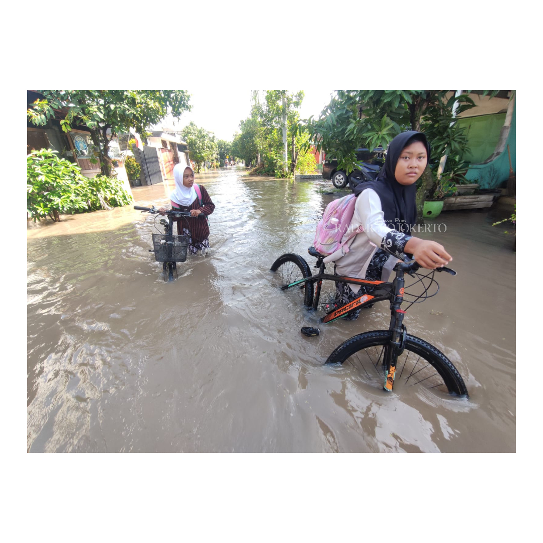 DIPULANGKAN: Sejumlah siswa di area Meri terpaksa dipulangkan karena sekolah terendam banjir, Rabu (6/3/2024).