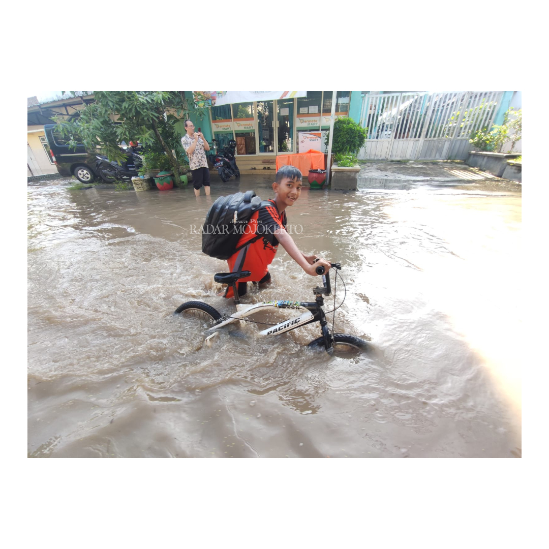 URUANG SEKOLAH: Banjir di area Meri Kota Mojokerto turut merendam kelas sekolah setempat. Siswa terpaksa dipulangkan oleh sekolah.
