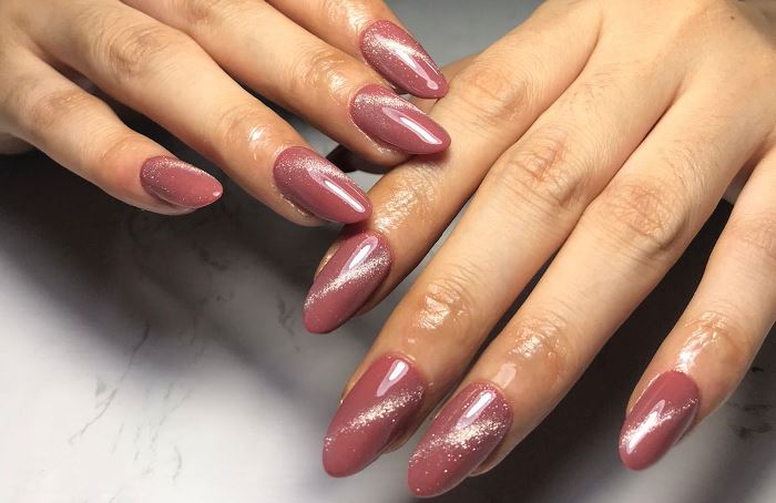 ELEGAN: Sinvi Wajna penggemar nail art menggunakan perpaduan kuteks berwarna marun dengan glitter. (foto: Sinvi Wajna dok for Radar Mojokerto)