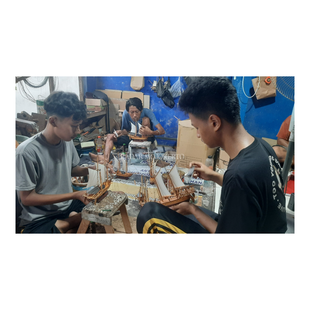 PENUH KESABARAN: Para perajin miniatur perahu layar merakit dengan teliti di Dusun Sambirejo, RT05/RW06, Desa Wringenrejo, Kecamatan Sooko, Kabupaten Mojokerto, Senin (4/3).