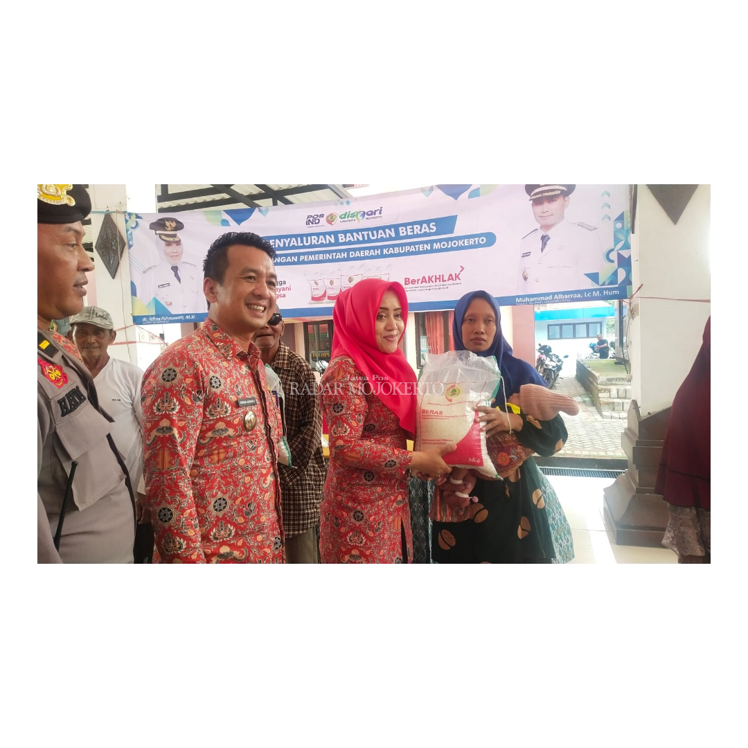 EFEKTIF: Camat Pungging Amsar Azhari Siregar mendampingi Bupati Mojokerto Ikfina Fahmawati menyalurkan bantuan ke masyarakat.