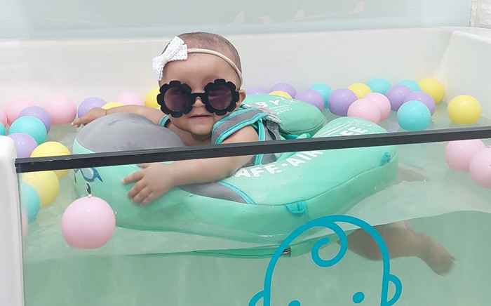 MENGGEMASKAN: Berenang menjadi salah satu rangkaian baby spa di Jalan Perum CSE, Kelurahan Surodinawan, Kecamatan Prajurit Kulon, Kota Mojokerto (foto: Risma Sofiyani dok for Radar Mojokerto)