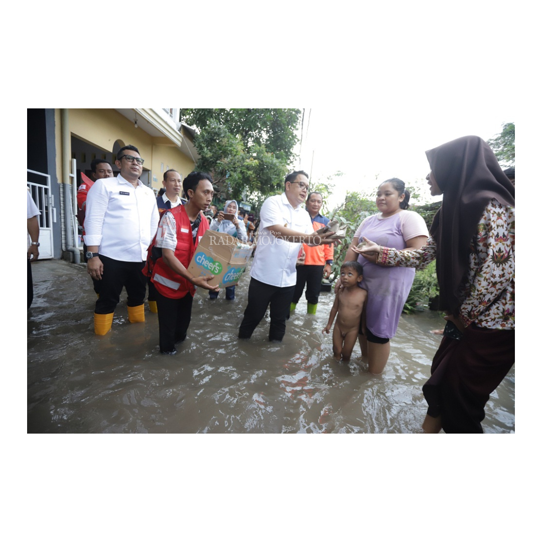 DITANGGULANGI: Pj Gubernur Jatim Adhy Karyono didampingi Pj Wali Kota Mojokerto Moh. Ali Kuncoro saat meninjau lokasi terdampak banjir dan dapur umum di Kelurahan Meri, Kecamatan Kranggan, Rabu (6/3).