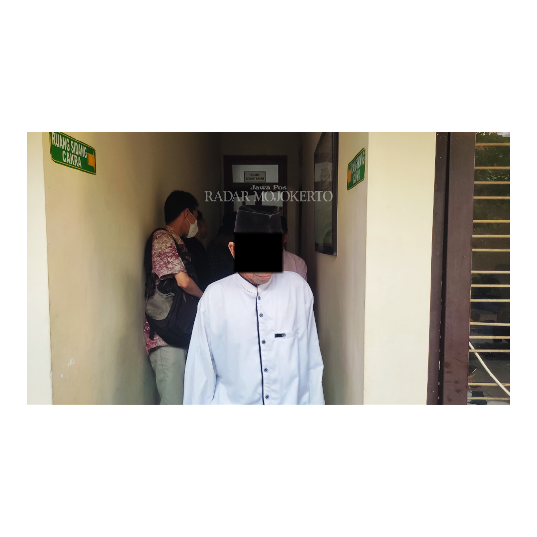 DIHUKUM: BS, 62, dikeler ke Lapas Kelas IIB Mojokerto untuk menjalani hukuman setelah divonis majelis hakim, Kamis (7/3).