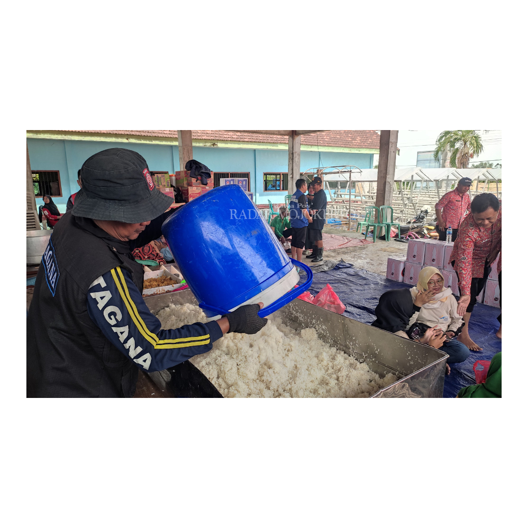 BANTUAN: Petugas Tagana Dinsos Kabupaten Mojokerto memasak di dapur umum posko pengungsian Balai Desa Kedunggempol, Kecamatan Mojosari, Kamis (7/3).