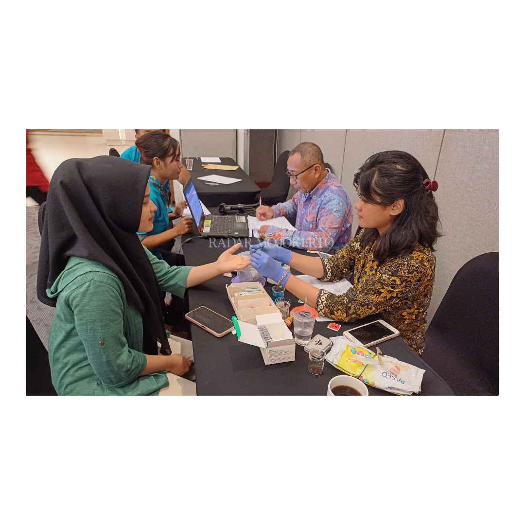 CEK: Salah satu pendonor sukarela sedang dicek kesehatannya sebelum donor.