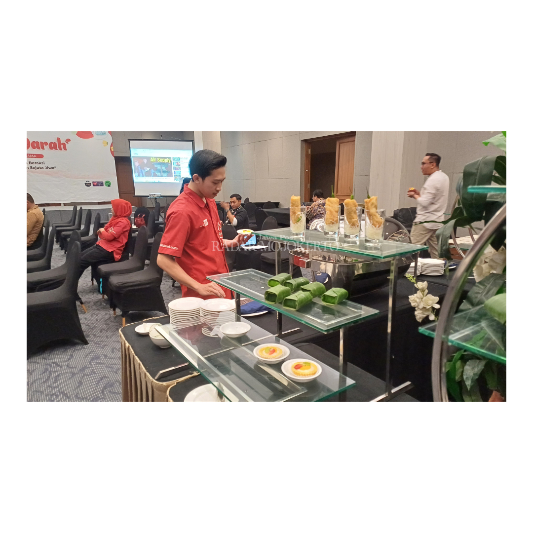 GRATIS: Pendonor sukarela bisa menikmati camilan dan minuman gratis saat sedang menunggu giliran donor darah.