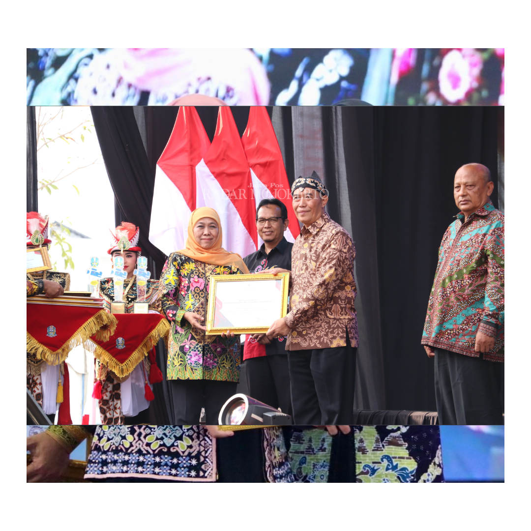 APRESIASI: Gubernur Jatim Khofifah Indar Parawansa memberikan penghargaan kepada Bupati Ikfina Fahmawati atas prestasinya mewujudkan desa maju dan mandiri, di Graha Unesa Surabaya, 2023.