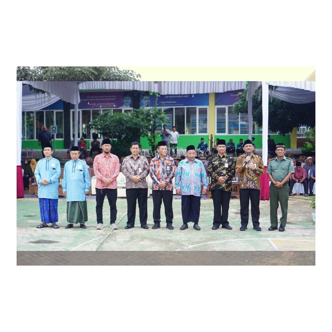 BERI MOTIVASI: Tamu undangan yang hadir dalam pelepasan dai ramadhan bersama pengasuh Pondok Pesantern Islamic Center eLKISI Pungging.