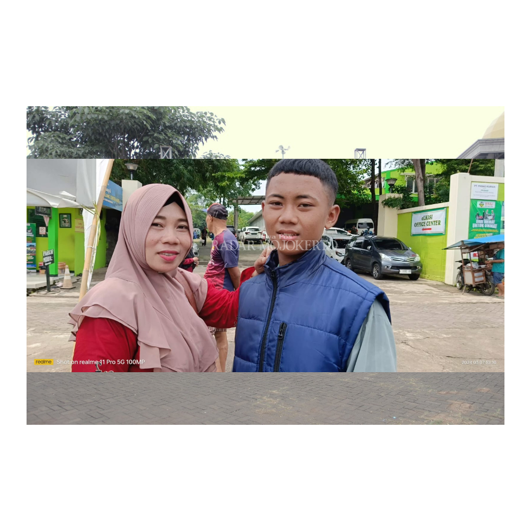 DOA IBU: Salah satu santri yang menjadi dai ramadan bersama orang tuanya usai upacara pelepasan.