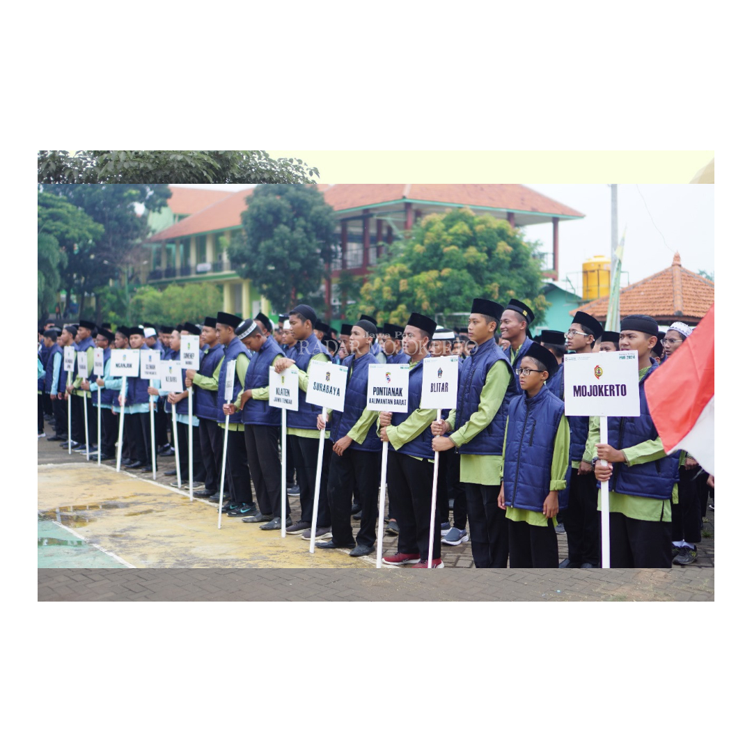 TEBAR DAKWAH: Ratusan dai ramadan Pondok Pesantern Islamic Center eLKISI foto bersama.