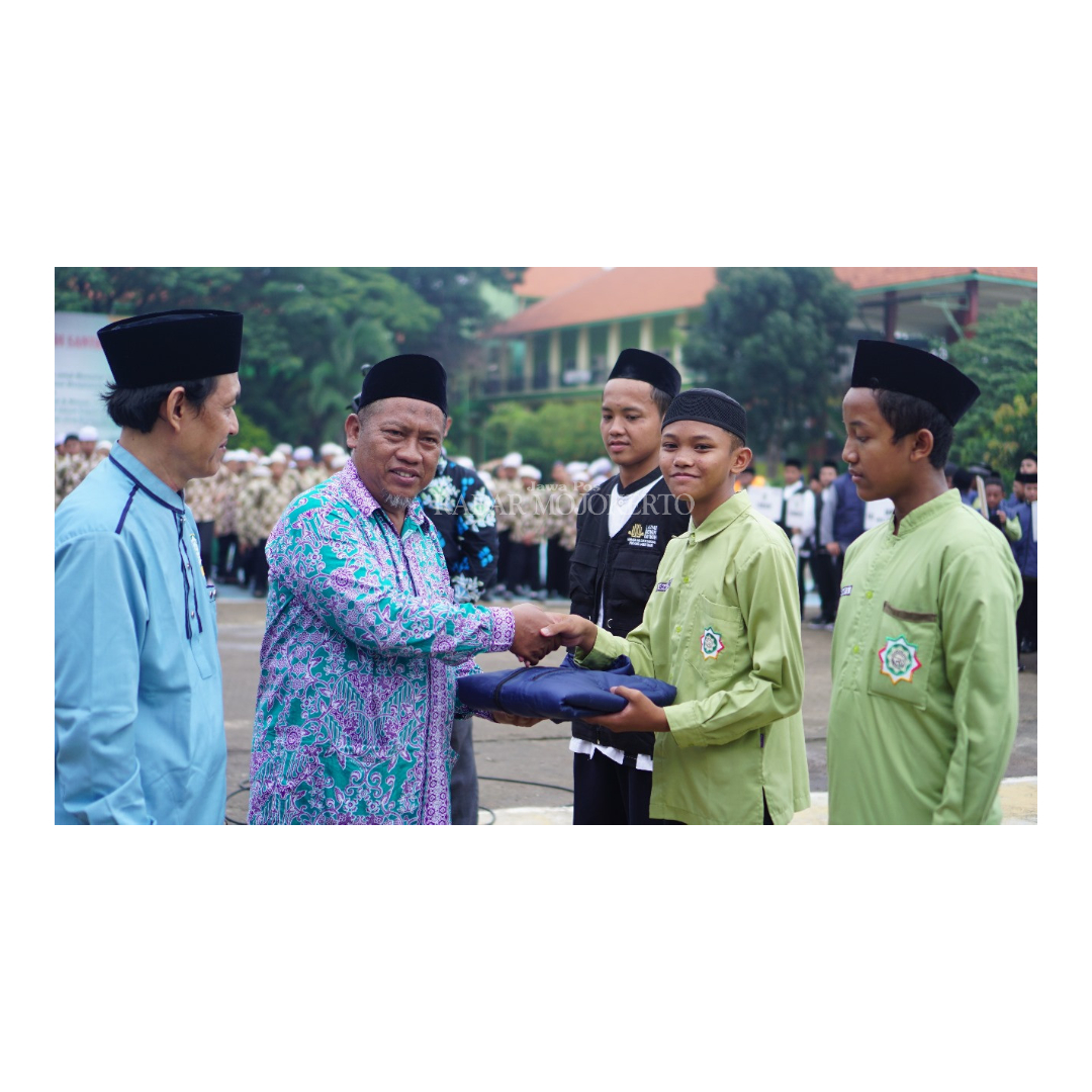 DISEBAR: Pengasuh Pondok Pesantern Islamic Center eLKISI Pungging memberikan selamat kepada salah satu santrinya yang dilepas menjadi dai ramadan.
