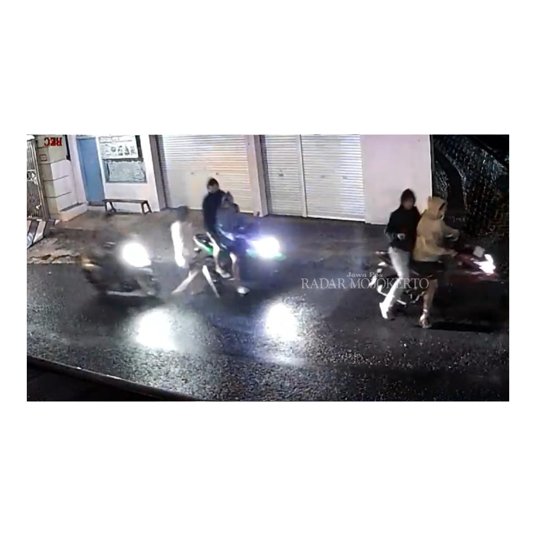 TERSOROT KAMERA: Sekelompok pemuda bersenjata tajam terekam CCTV berbuat onar di Jalan Raya Dusun Kemloko, Desa/Kecamatan Trawas, Kamis (7/3) dini hari.