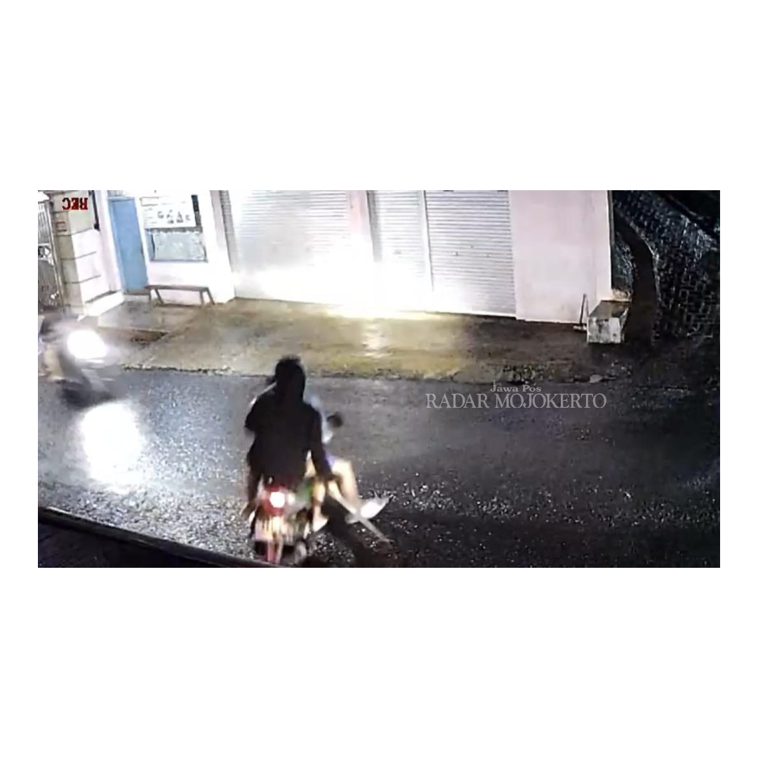 TERSOROT KAMERA: Sekelompok pemuda bersenjata tajam terekam CCTV berbuat onar di Jalan Raya Dusun Kemloko, Desa/Kecamatan Trawas, Kamis (7/3) dini hari.