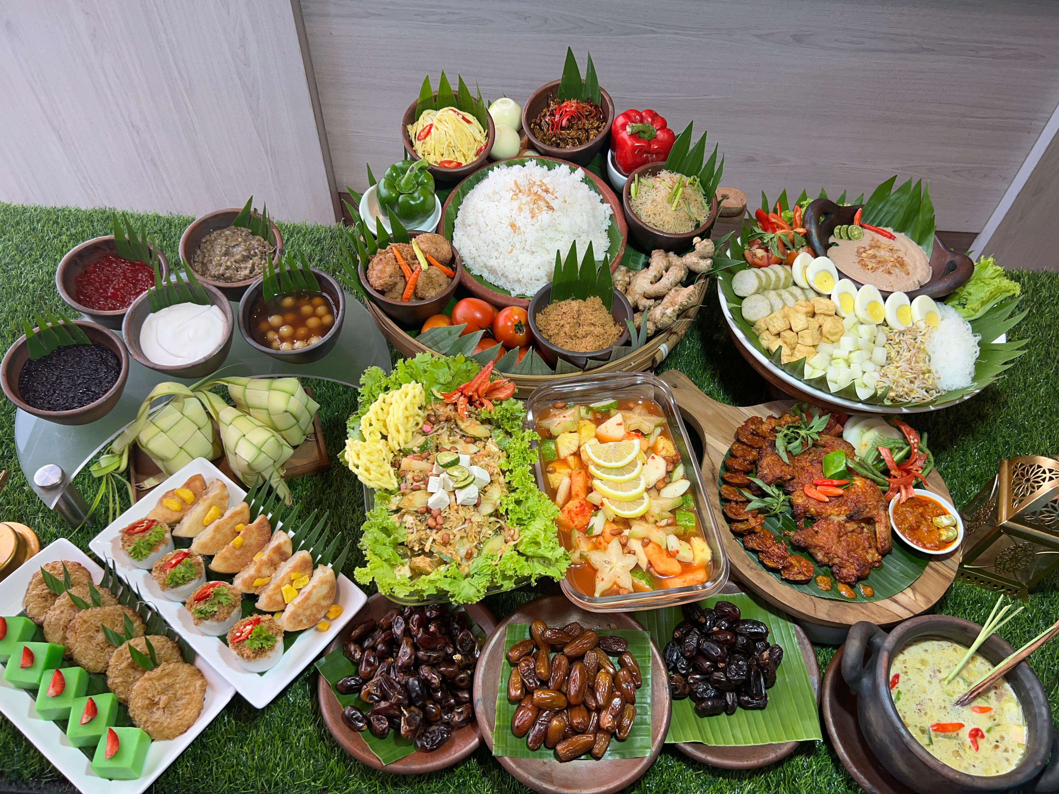 VARIATIF: Berbagai macam menu yang dihadirkan di buka bersama Kampoeng Ramadan tahun ini.