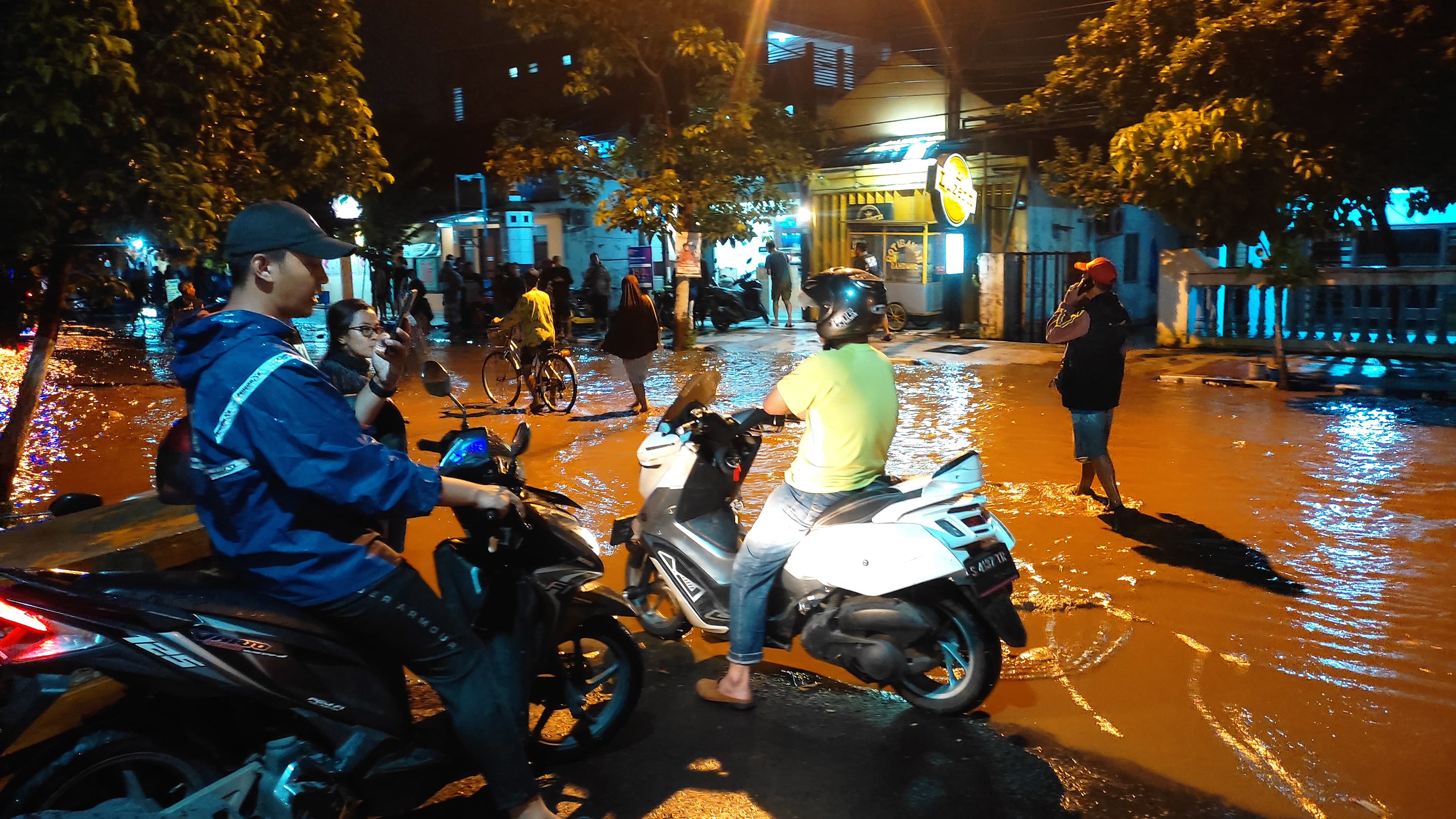 MASUK KOTA: Jalan Raya Surodinawan di Lingkungan Pekuncen, Kelurahan Surodinawan, Kota Mojokerto, turut terendam banjir Sungai Brangkal, Sabtu (9/3) malam.