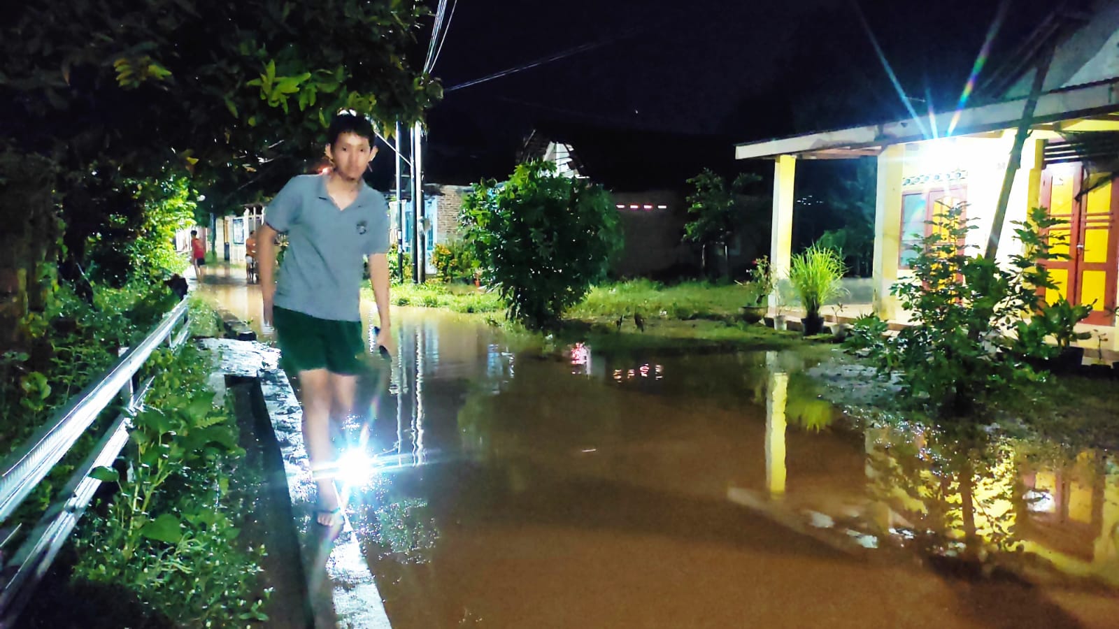 MEREMBET: Banjir Sungai Brangkal akibat tanggul jebol di Desa Wringinrejo, Kecamatan Sooko, terus meluas hingga ke wilayah Desa Sambiroto, Sabtu (9/3).