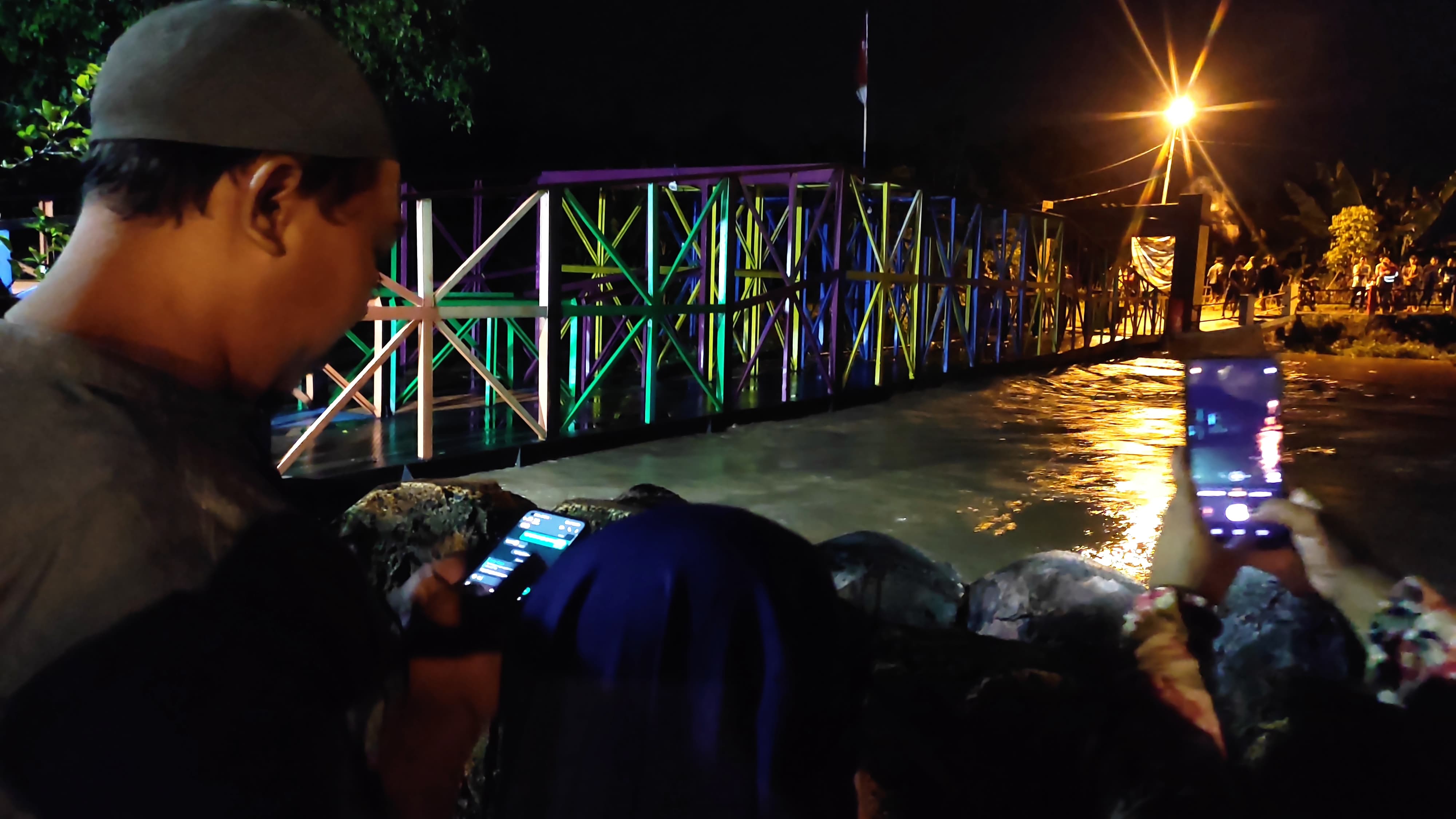 DITUTUP: Jembatan Cinta Kasih Sayang, Dusun Daleman, Desa Japan, Kecamatan Sooko, ditutup sementara akibat debit Sungai Brangkal meningkat, Sabtu (9/3) malam.