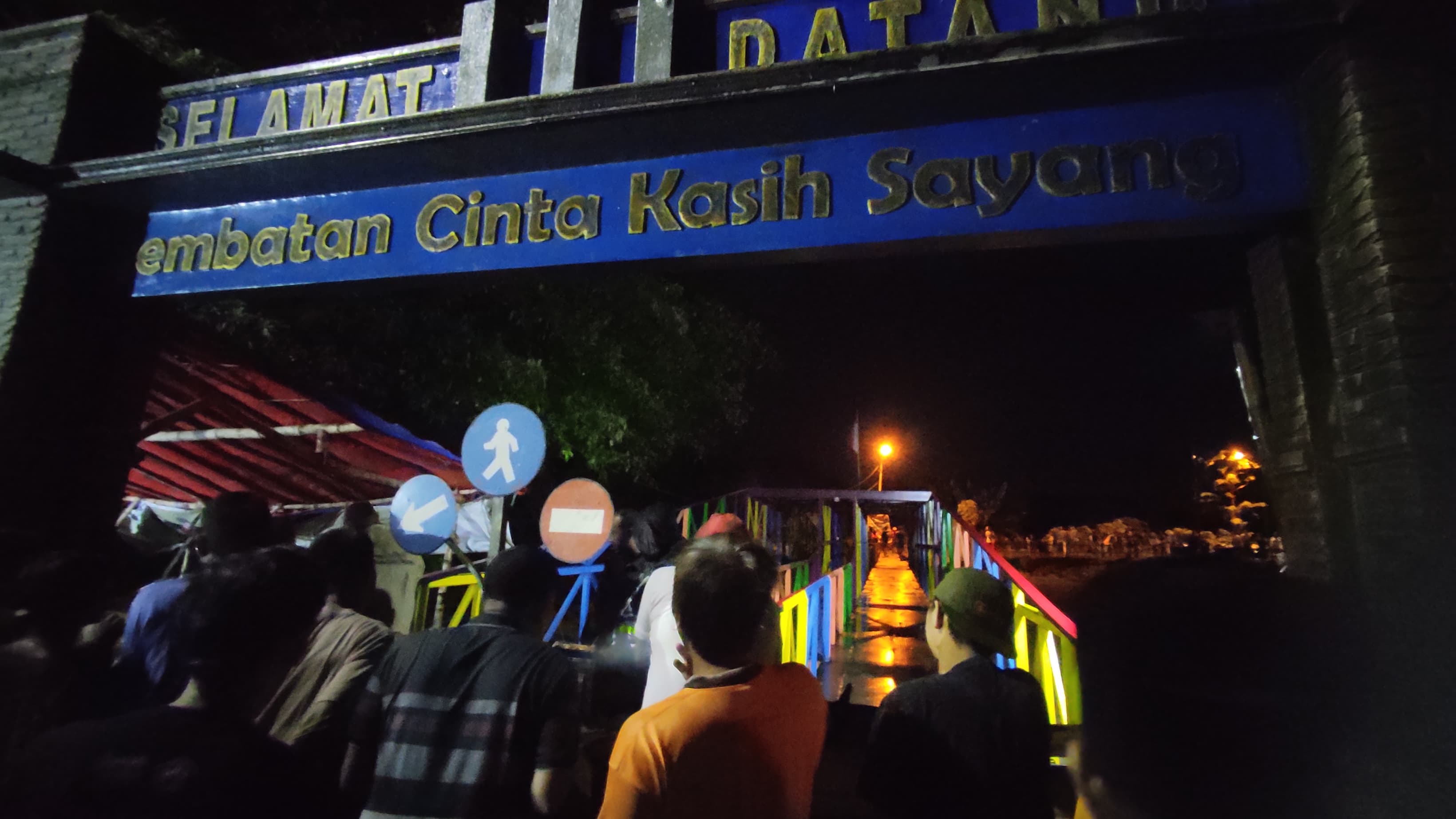 JADI TONTONAN: Warga berbondong-bondong memadati area Jembatan Cinta Kasih Sayang, Dusun Daleman, Desa Japan, Kecamatan Sooko, Sabtu (9/3) malam.