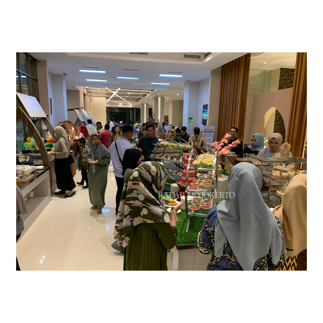 VARIATIF: Berbagai macam menu yang dihadirkan di buka bersama Kampoeng Ramadan tahun ini.