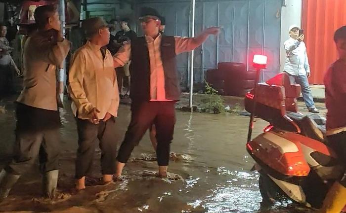 Pj Wali Kota Mojokerto M Ali Kuncoro mengunjungi wilayah terdampak banjir di Kelurahan Surodinawan, Prajurit Kulon, Sabtu (9/3). (foto: Misbakhul Ulum for Radar Mojokerto)