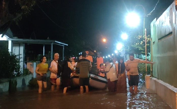 DIEVAKUASI: Warga dievakuasi menggunakan perahu karet akibat banjir di Dusun Sambersik, Desa Wringinrejo, Kecamatan Sooko, Sabtu (9/3) malam. (foto: Misbakhul Ulum for Radar Mojokerto)