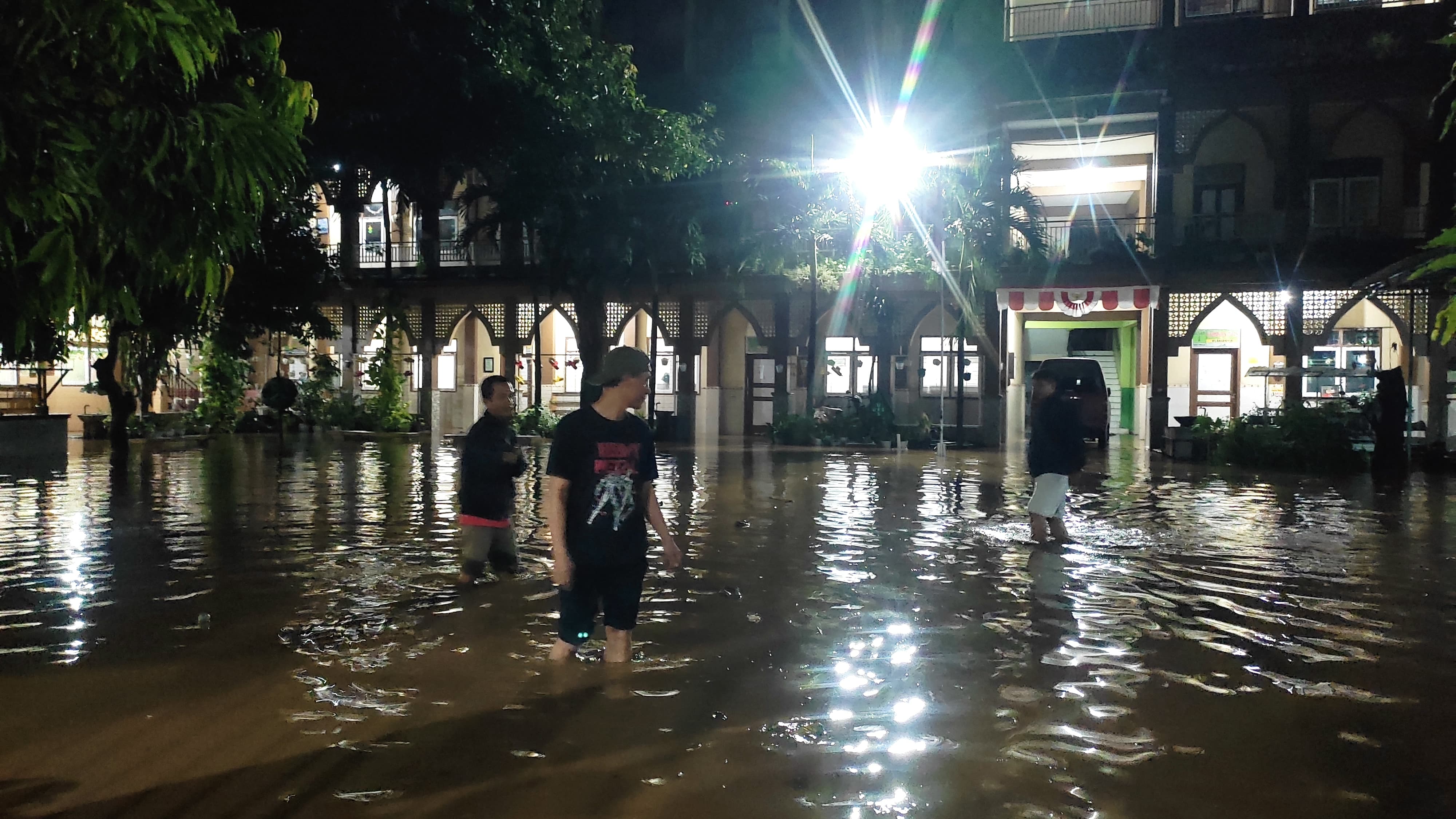 TERDAMPAK: Gedung MI Nurul Huda 2, Kelurahan Surodinawan, Kecamatan Prajuritkulon, Kota Mojokerto, turut terendam banjir, Sabtu (9/3) malam.