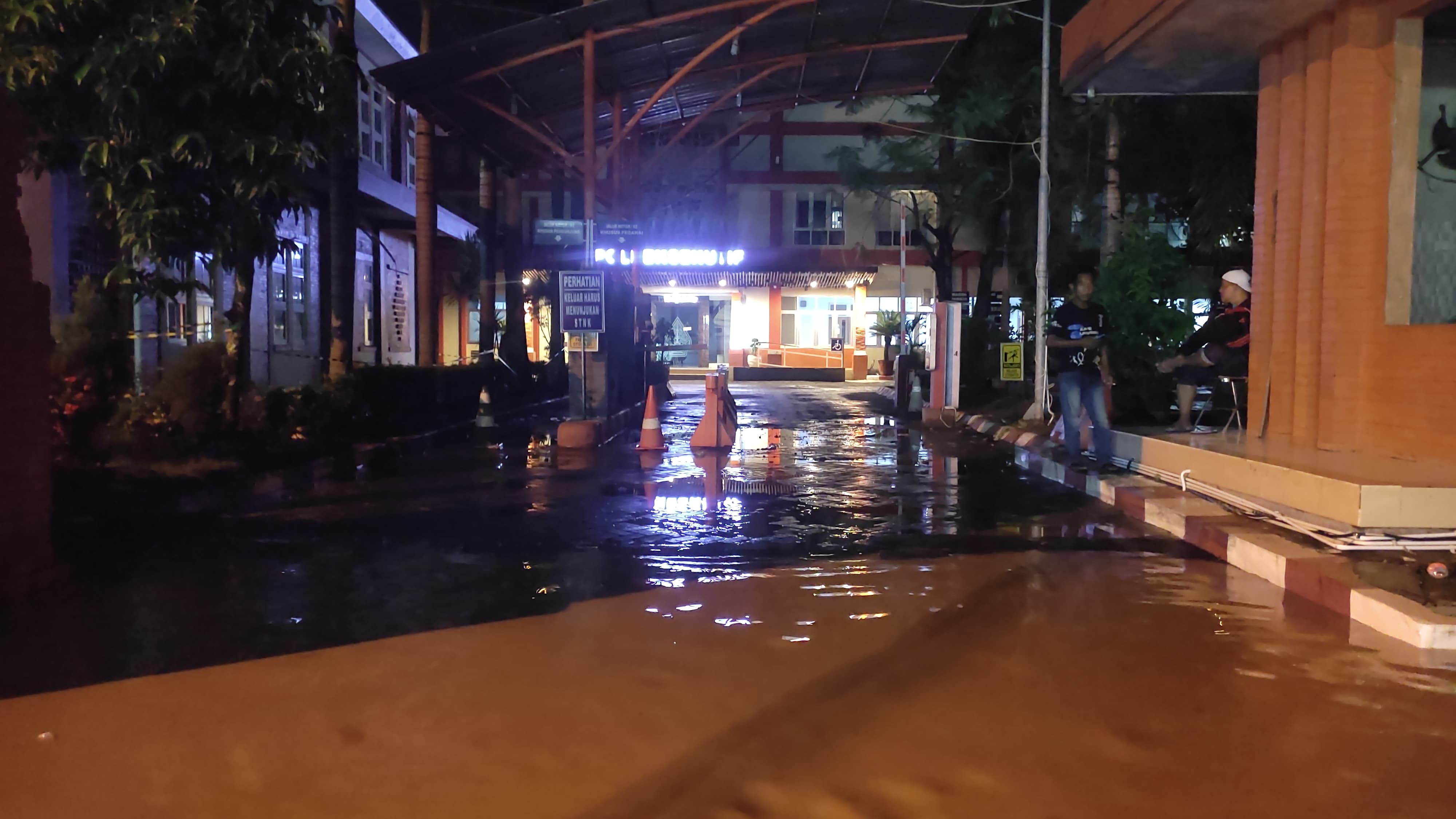 TERANCAM: Area parkir depan RSUD dr Wahidin Sudiro Husodo, Kota Mojokerto, mulai tergenang banjir, Sabtu (9/3).