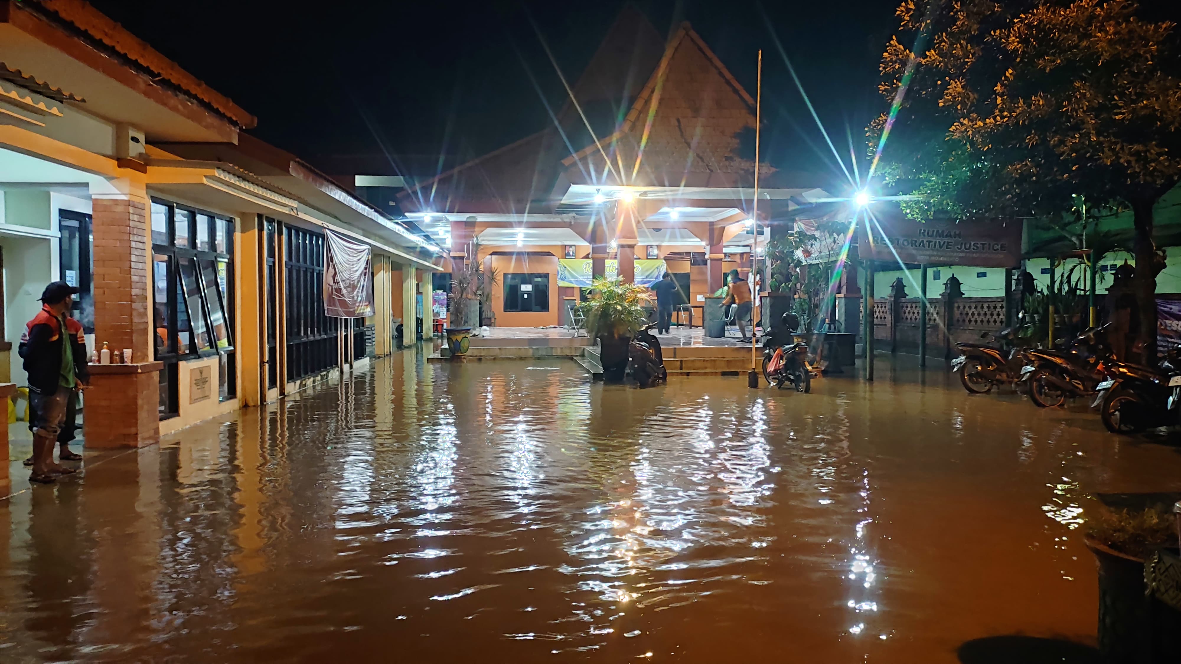 TERENDAM: Kantor Kelurahan Surodinawan, Kecamatan Prajuritkulon, Kota Mojokerto, tak luput dari sasaran banjir, Sabtu (9/3) malam.